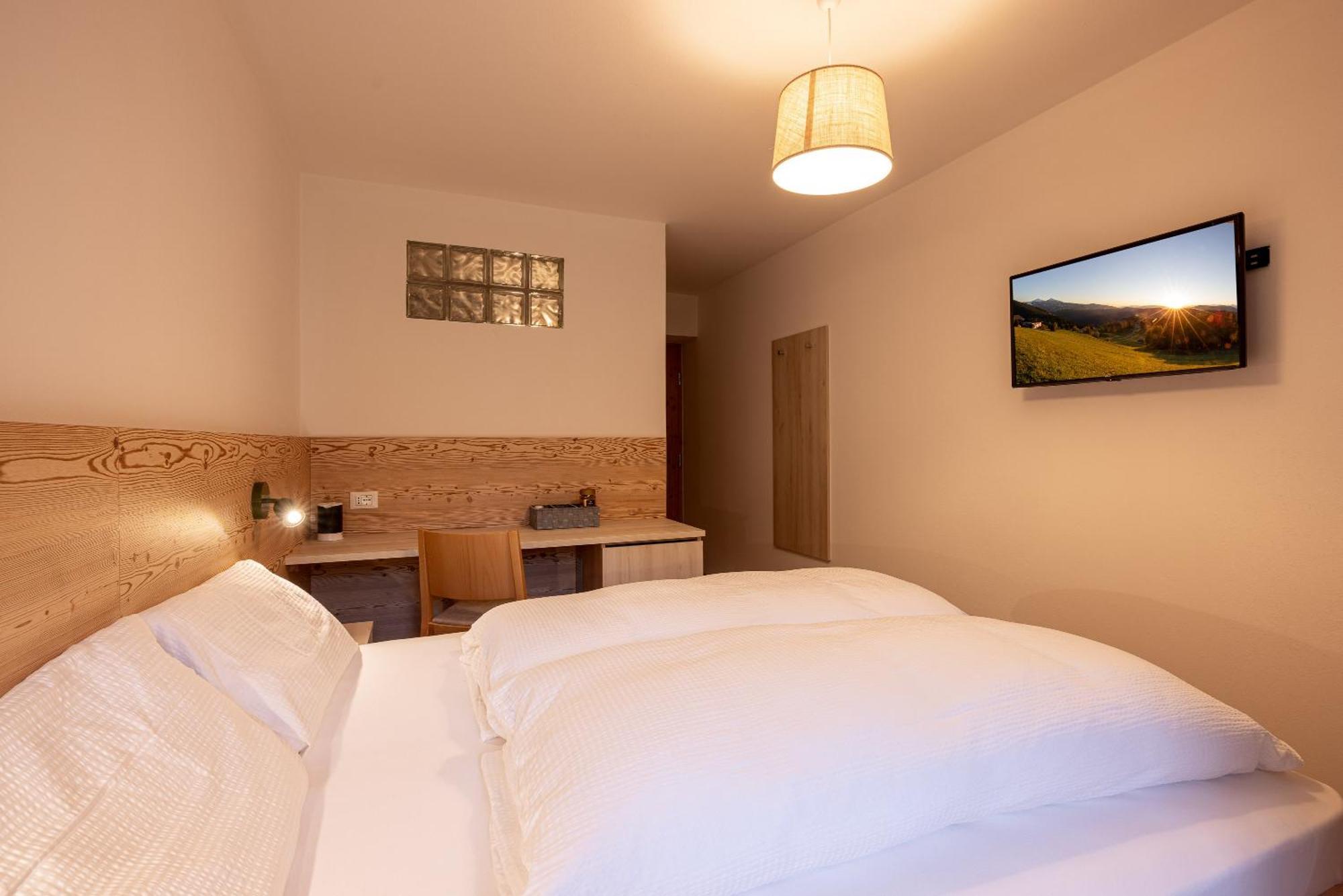 אורטיסיי San Pietro Dolomiti Small Budget Hotel מראה חיצוני תמונה