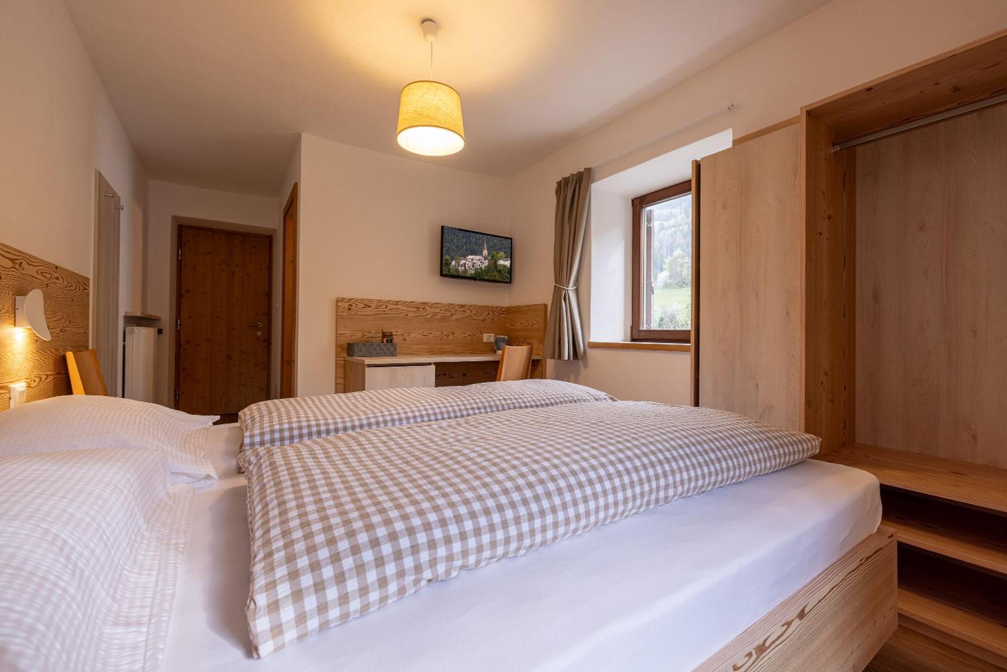 אורטיסיי San Pietro Dolomiti Small Budget Hotel מראה חיצוני תמונה