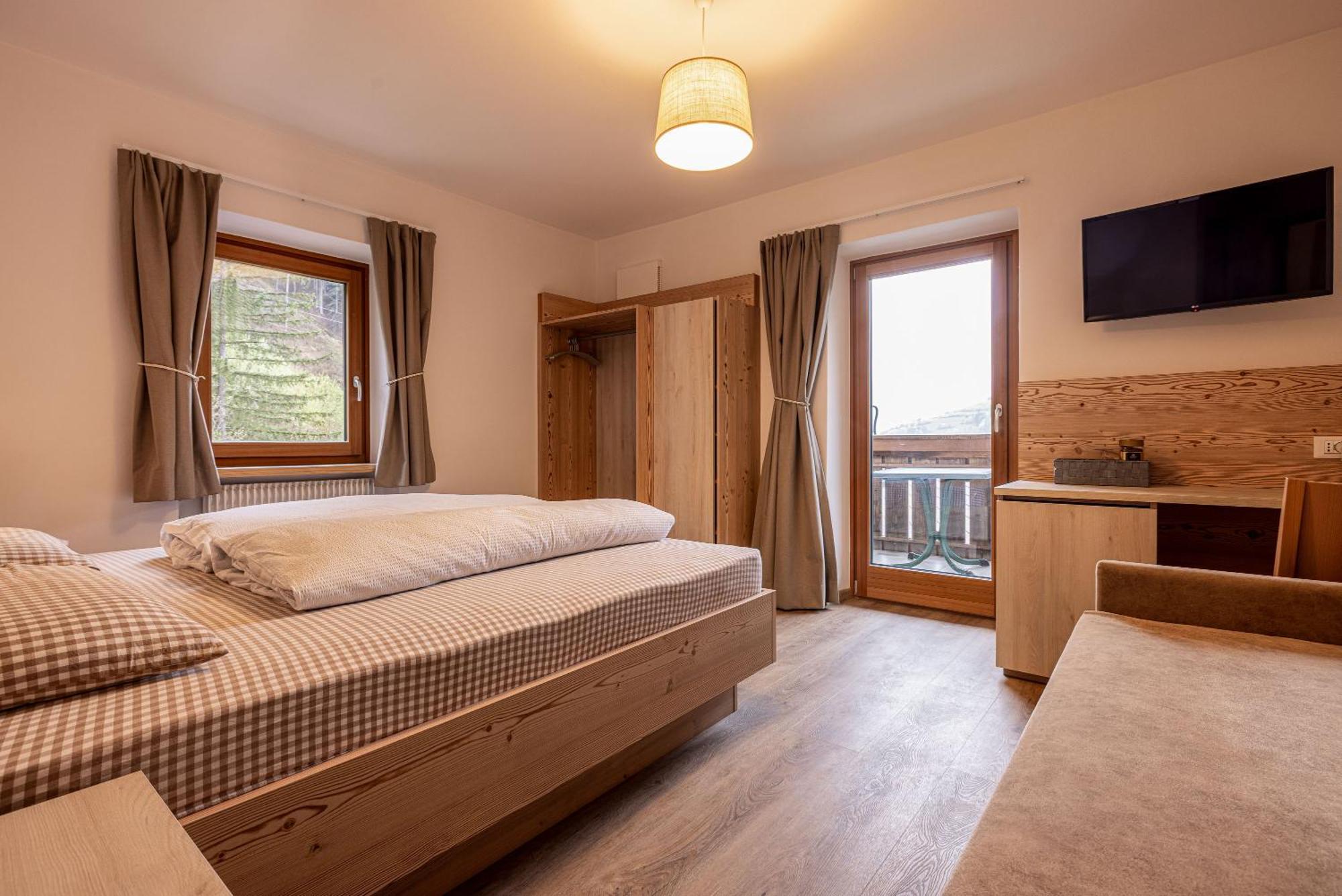 אורטיסיי San Pietro Dolomiti Small Budget Hotel מראה חיצוני תמונה