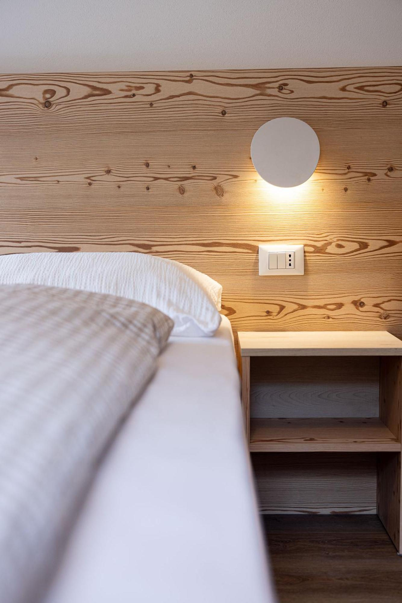 אורטיסיי San Pietro Dolomiti Small Budget Hotel מראה חיצוני תמונה