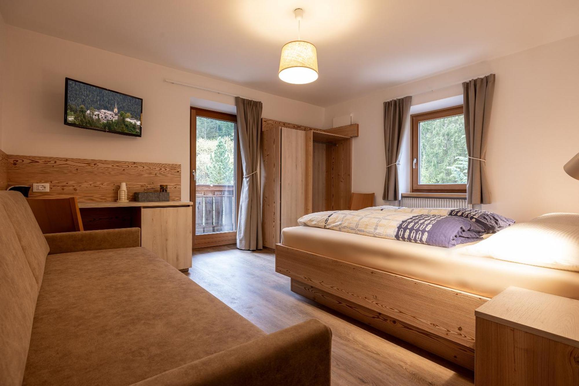 אורטיסיי San Pietro Dolomiti Small Budget Hotel מראה חיצוני תמונה