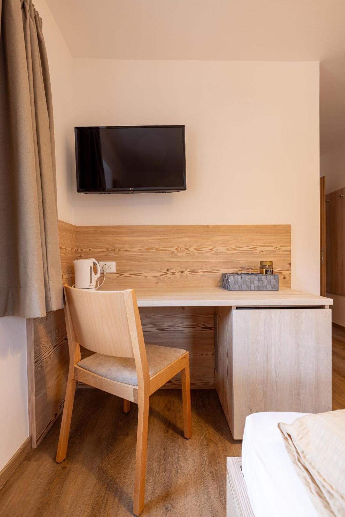 אורטיסיי San Pietro Dolomiti Small Budget Hotel מראה חיצוני תמונה