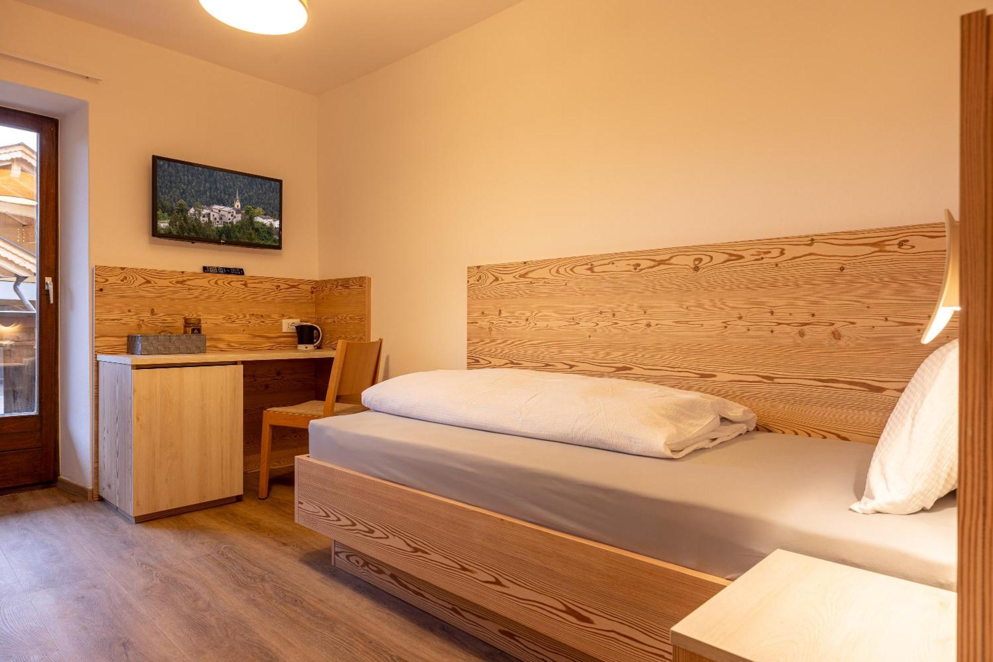 אורטיסיי San Pietro Dolomiti Small Budget Hotel מראה חיצוני תמונה